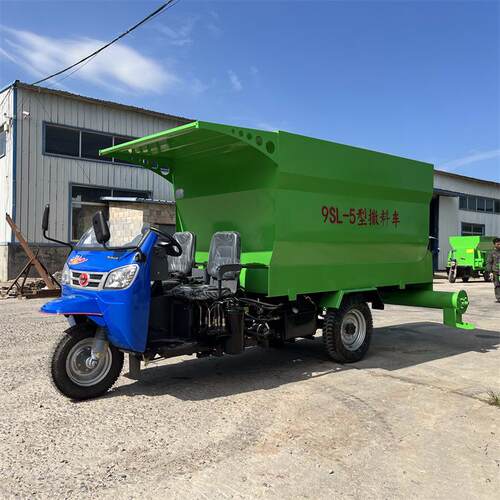 养殖场草料撒草车五立方车载投料车牛羊场饲喂车