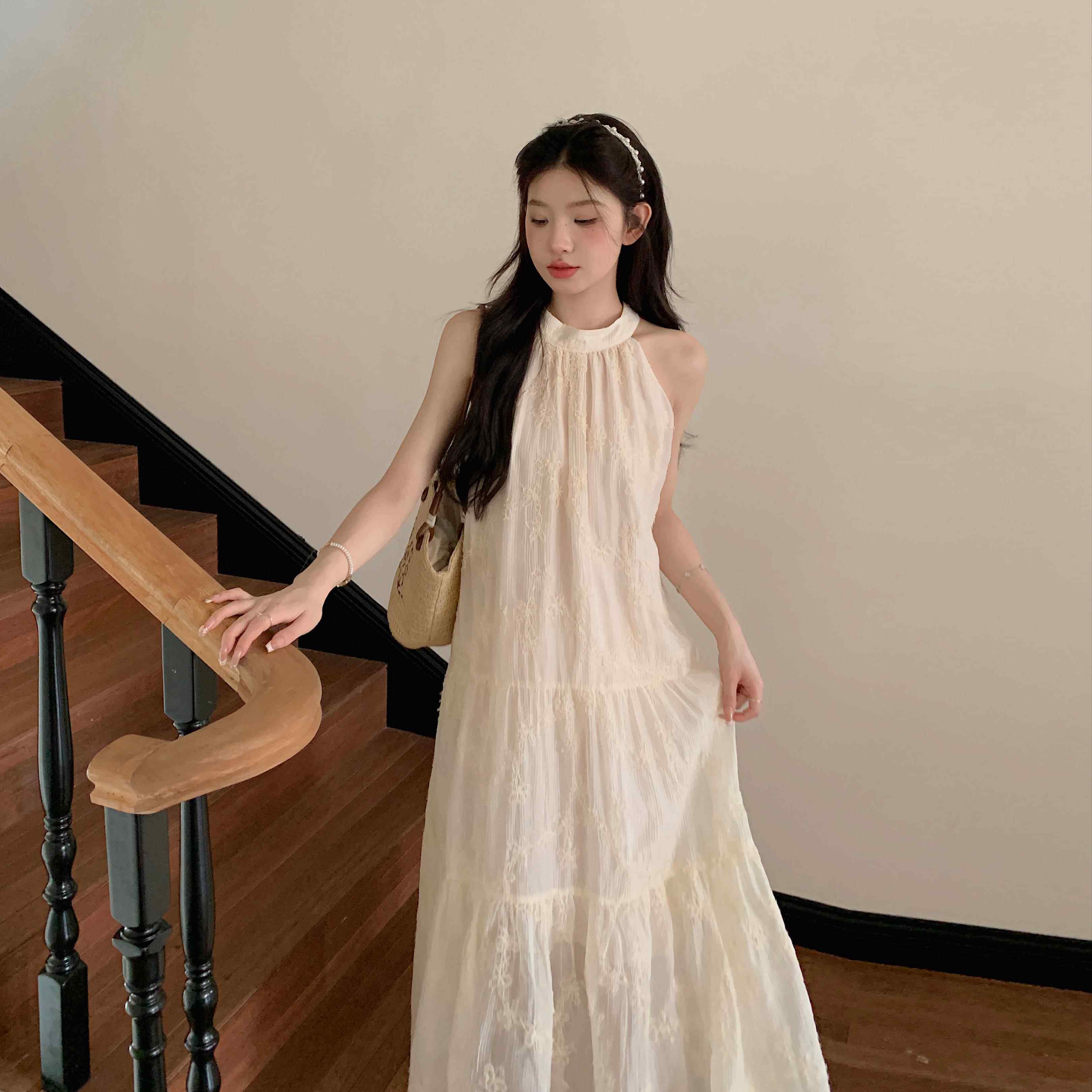 绝美挂颈法式露肩洋装女夏季2025新款无袖茶歇海边度假长版裙子