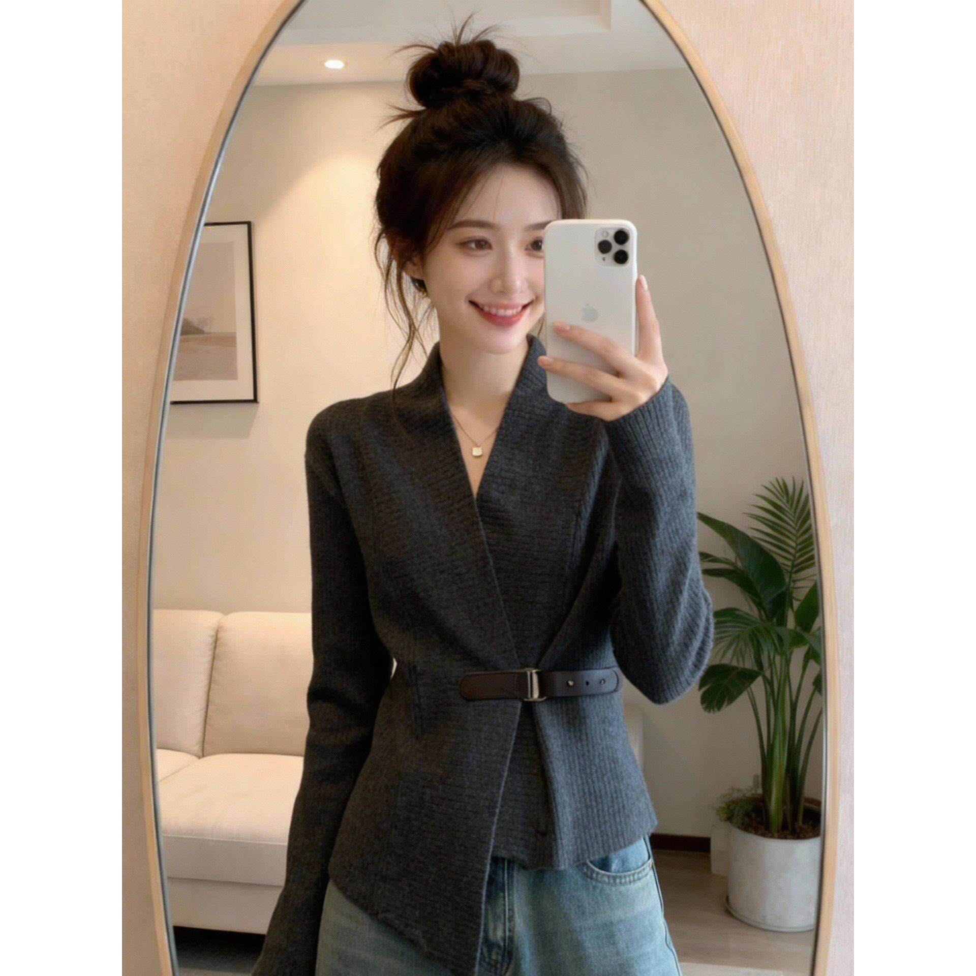 灰色交叉不对称V领长袖T恤女春秋新款收腰显瘦打底衫时髦针织上衣
