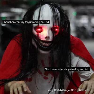 万圣节恐怖鬼面具与发光的眼睛和可怕的血腥恶魔头饰逃离房间鬼屋