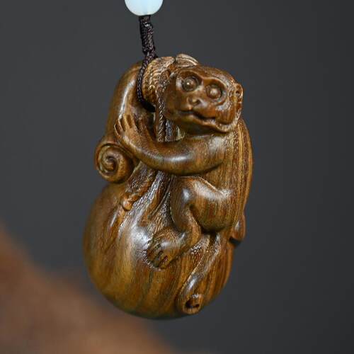 绿檀木雕刻袋袋封猴个性文玩随身手把件汽车内饰挂饰钥匙扣工艺品