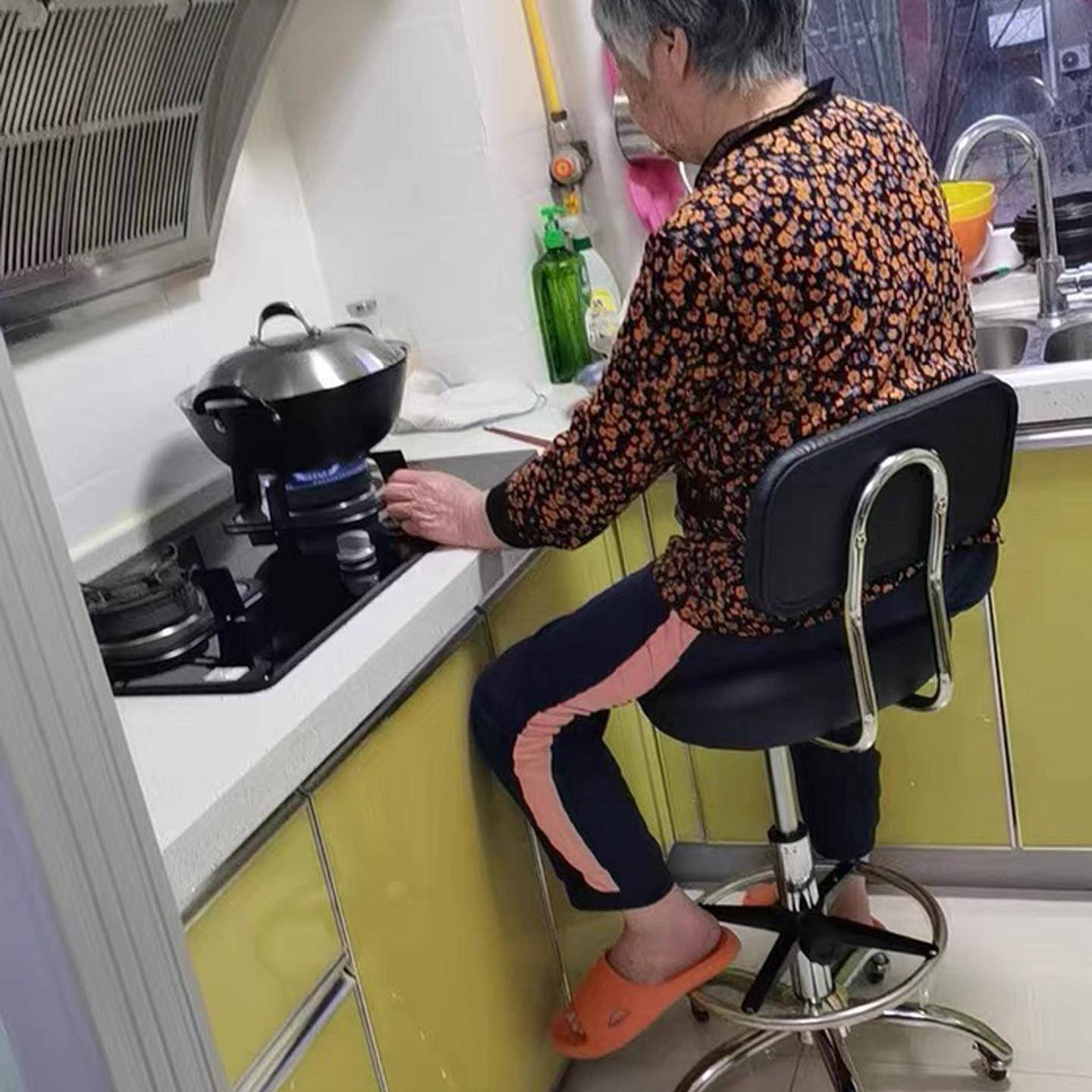 厨房椅子家用做饭滑轮靠背马鞍椅前台吧台椅升降旋转美发大工凳子