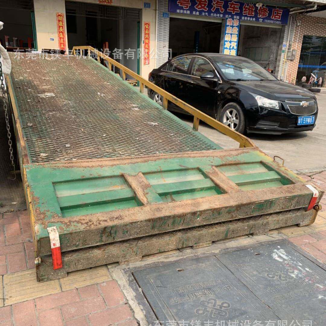 出售一台二手卸货平台 常年回收登车桥 旧的移动式集装箱叉车平台