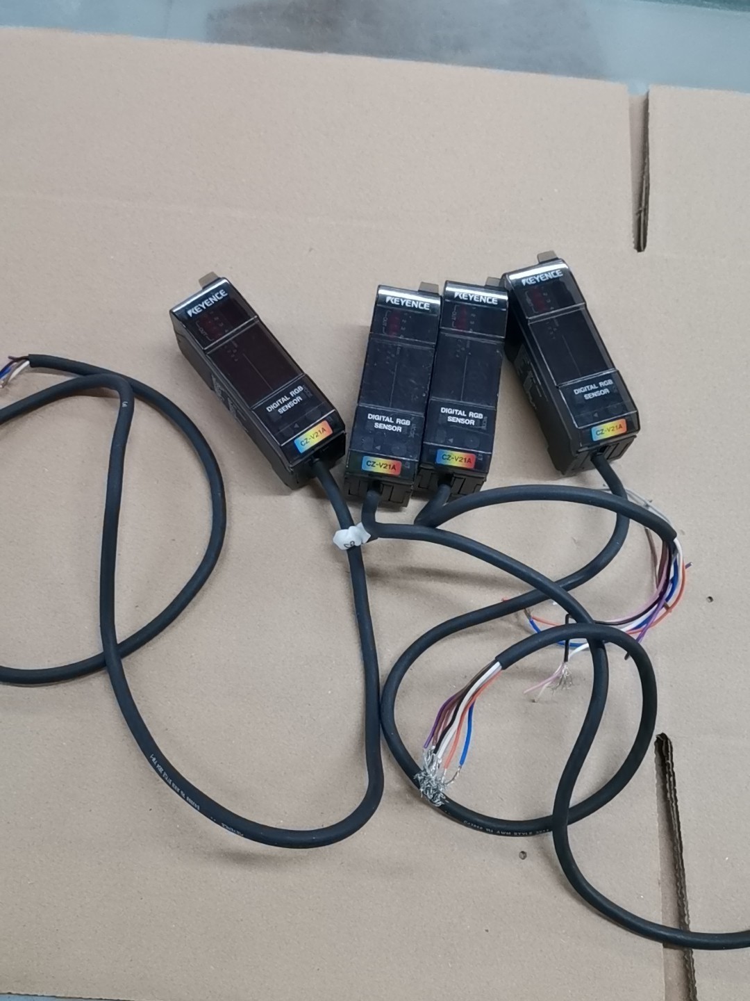 基恩士CZ-V21A原装正品，功能包好线短，实物图