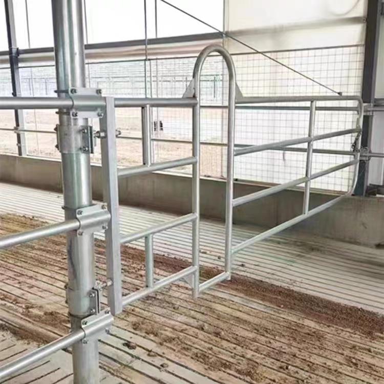 大型牧场隔栏门牛场设备热镀锌材质牛场围栏栅栏门