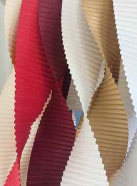 。白色婚庆长瓦楞纸婚礼现场背景装饰定制波浪摺纸红色悬吊式天花