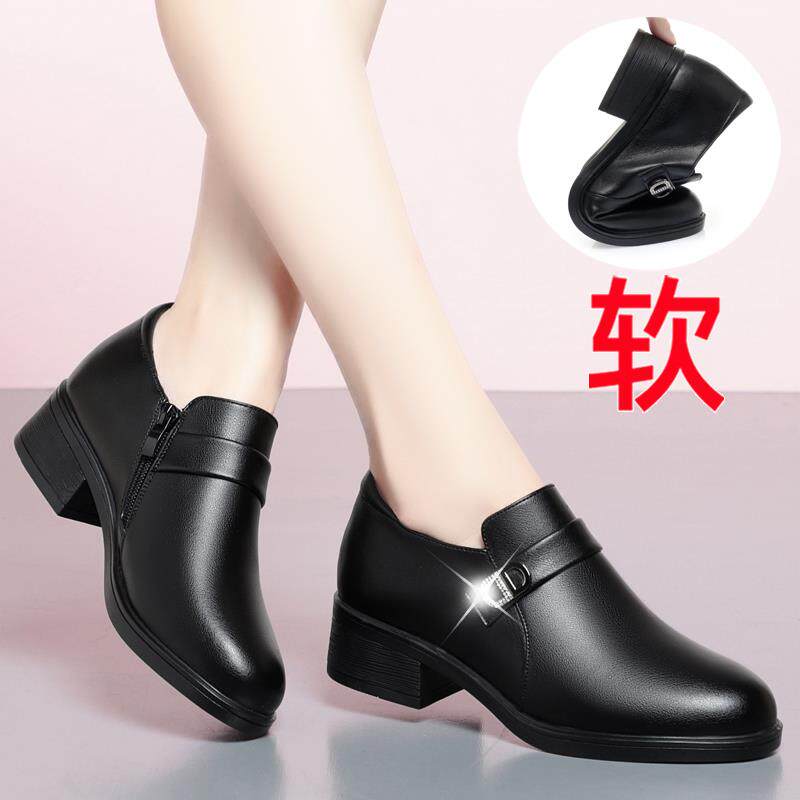新款妈妈鞋春款久秋站不累鞋子软底舒适单鞋真皮头女中圆老年鞋皮