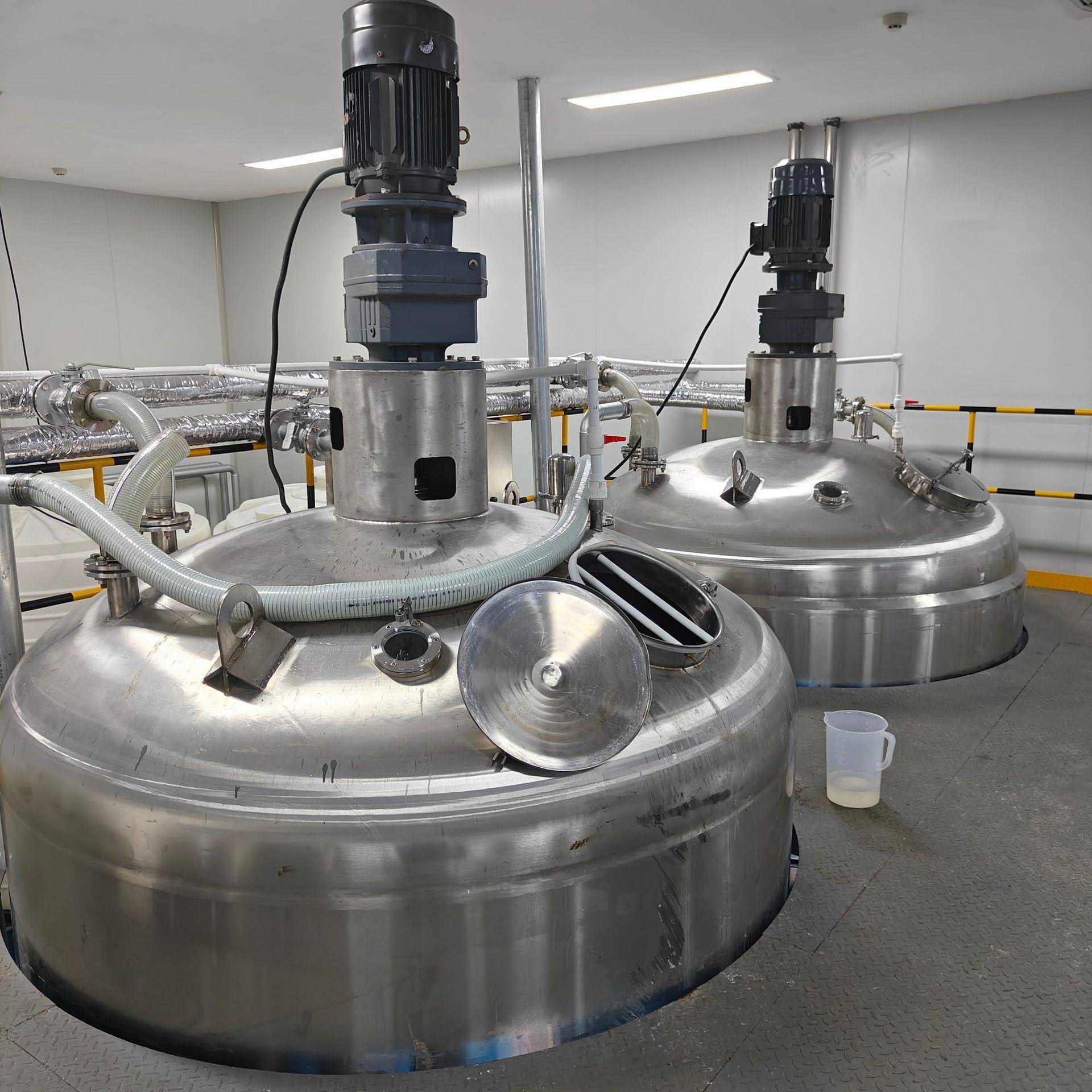 不锈钢油锅搅拌机厂家非标加热酱料降温反应釜均质乳化PLC控制