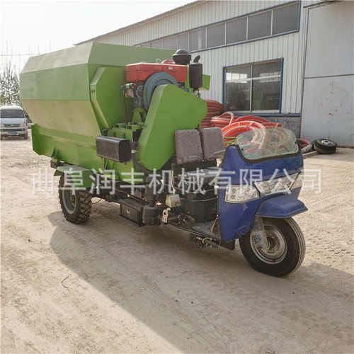 养牛场双向出料投喂车牧场草料撒草车饲喂牛羊柴油三轮撒料车