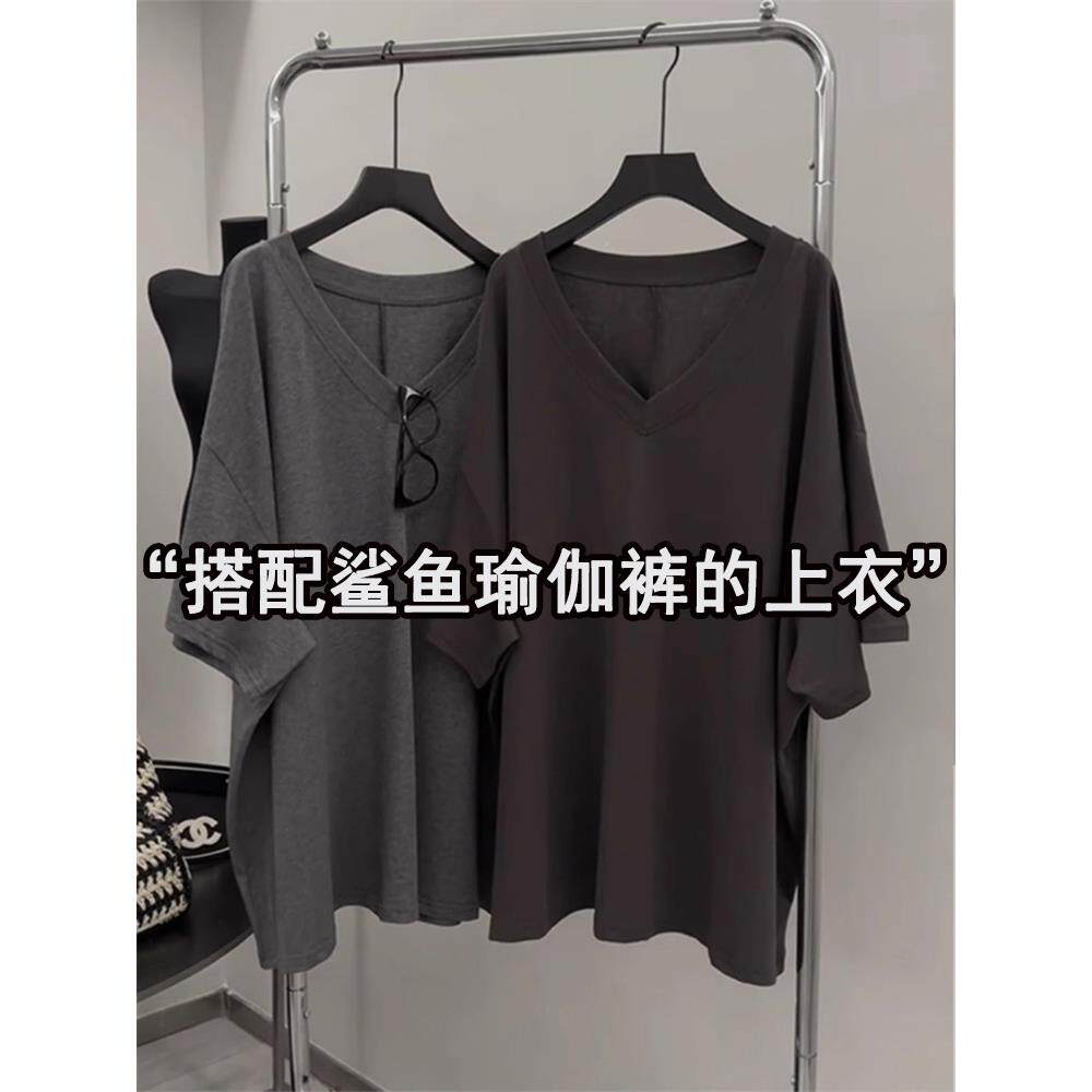 极简风灰色V领短袖T恤女夏季宽松中长版下衣失踪搭配瑜珈裤的上衣