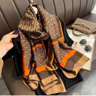 洋气彷真丝披肩女士百搭缎面妈妈围巾 高级感时尚 爆款 丝巾女秋冬季