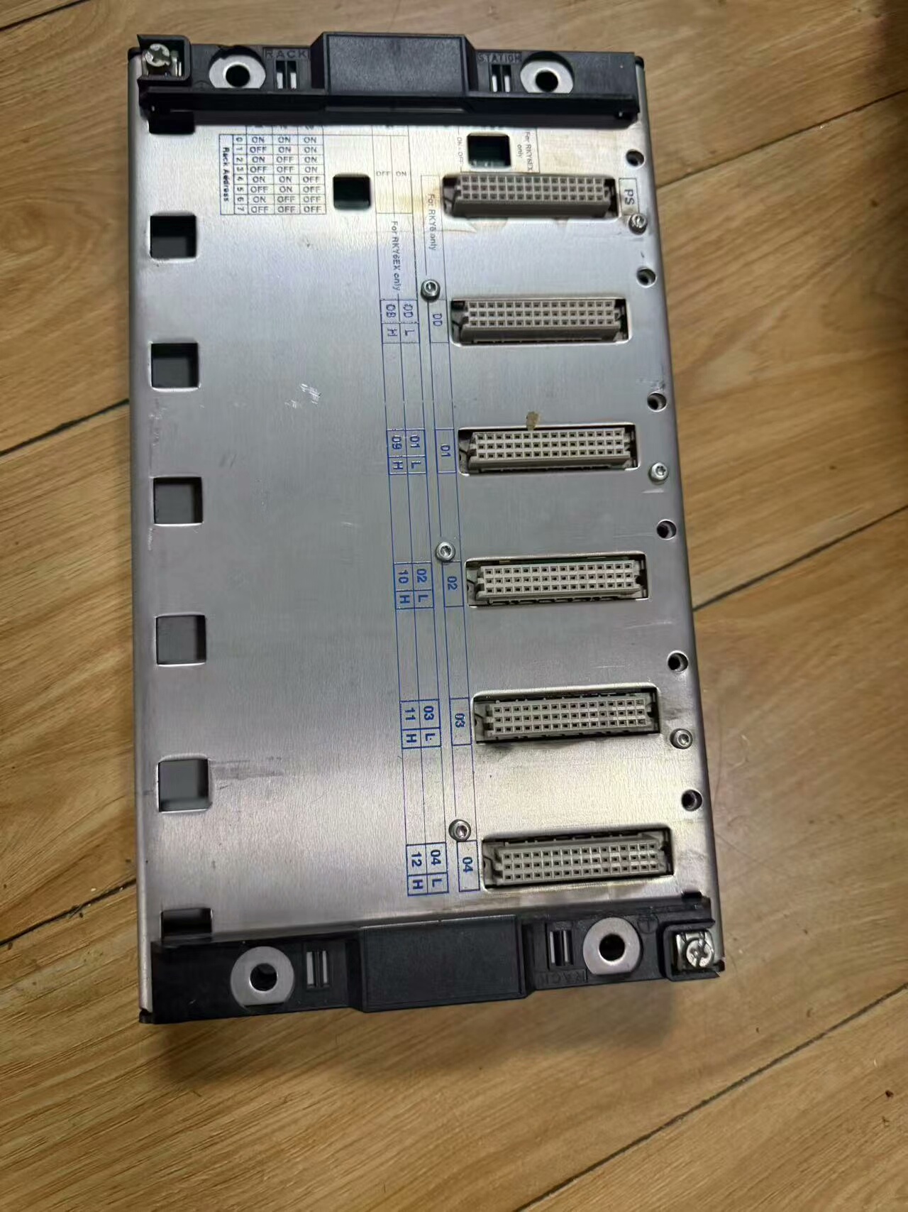 施耐德plc底板TSXRKY6，共2个，功能包好，成色如图所