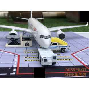 国东航机场停机坪地勤飞机牵引车登机客梯车行李车推车抱轮车场景