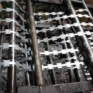 河厂家供应 热镀锌片刺绳防攀刀片刺网北 爬刀监狱边境疫情隔离网