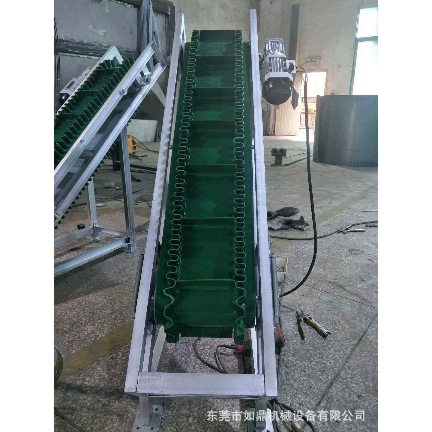 厂家皮带链条挡板爬坡提升机小型装卸食品运输机裙边挡板提升机