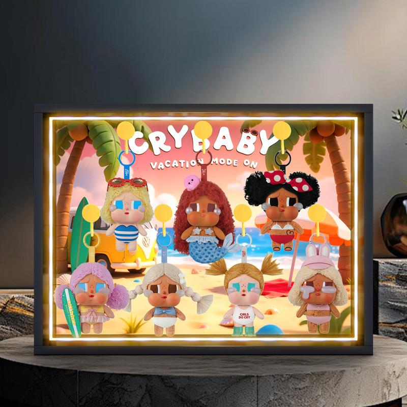 适用哭娃CRYBABYVacationModeOn度假系列搪胶相框可壁挂展示盒