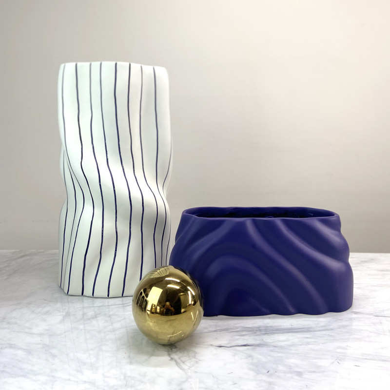 现代北欧蓝褶皱陶瓷白色条纹插花花器样板间售楼处软装花瓶摆件