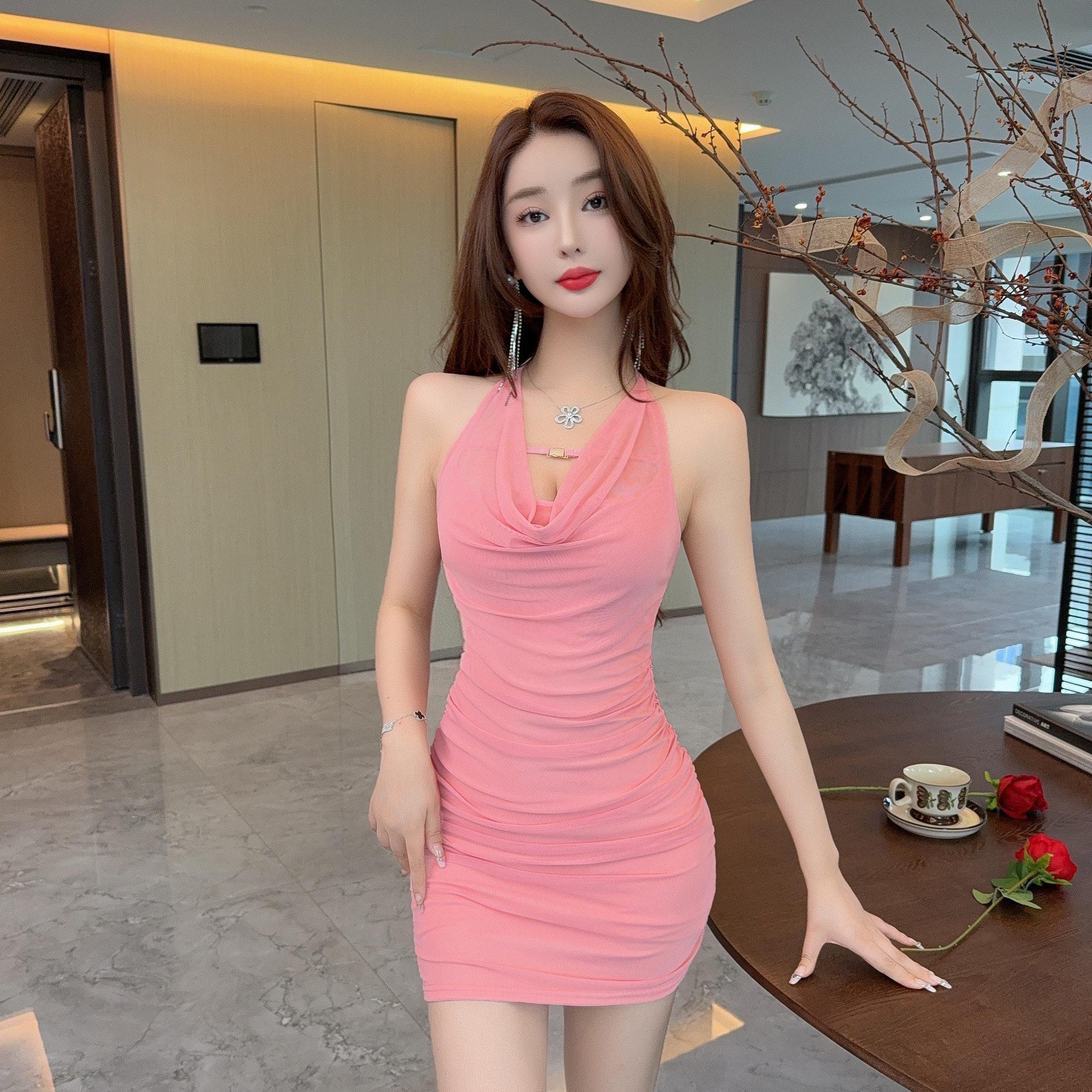 性感纯欲挂脖连衣裙新款夜店女装气质显瘦低胸短裙露背足浴技师服