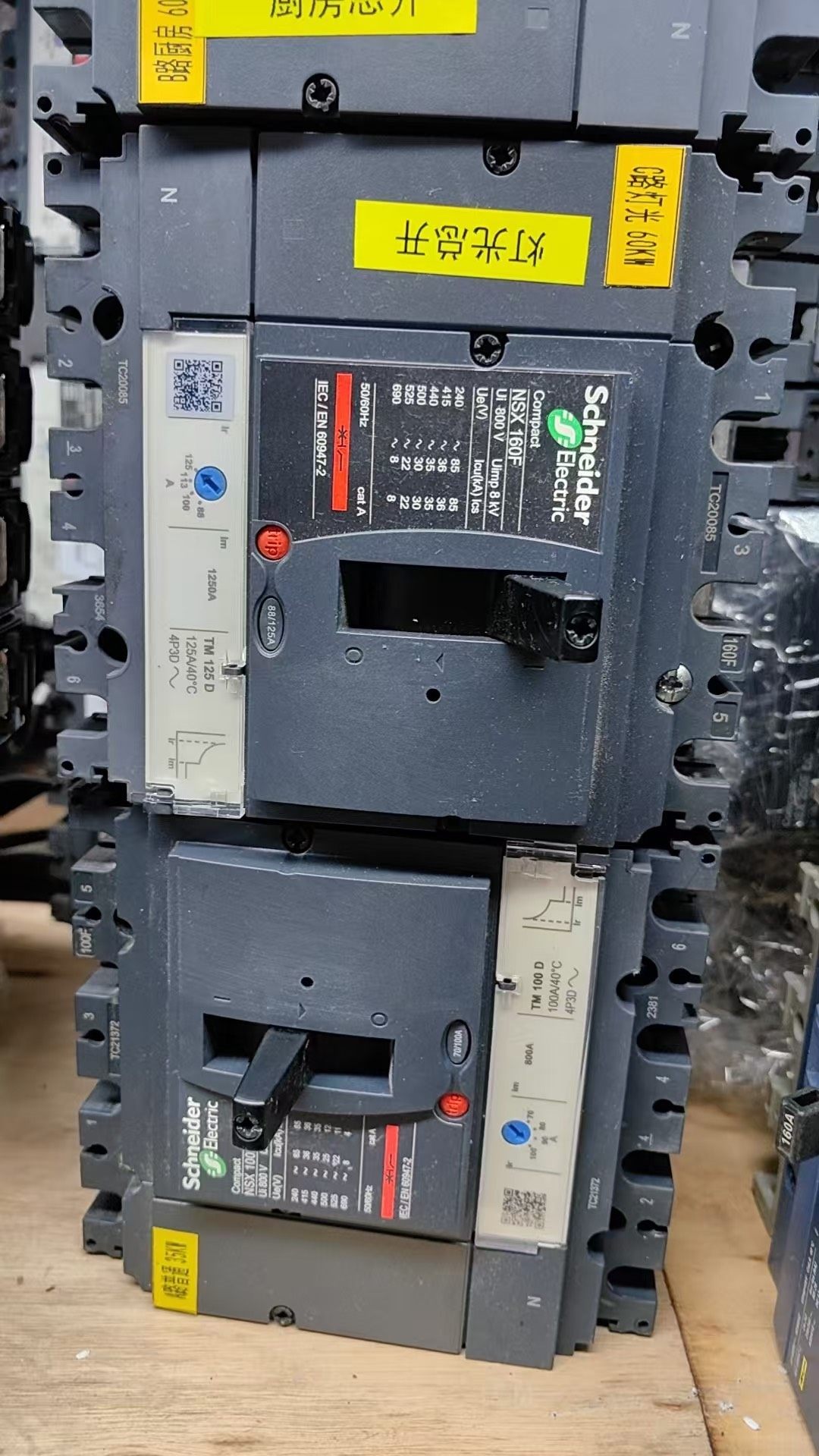 施耐德4p断路器100A125A 160A有10多个，一个1