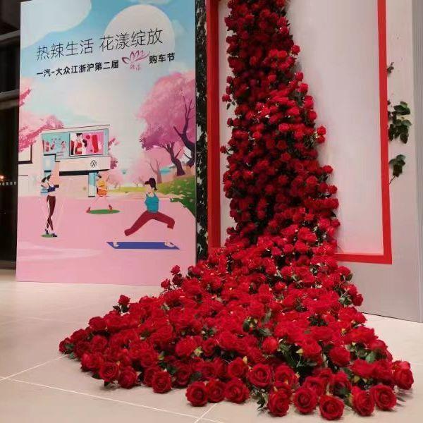 玫瑰瀑布商场引流布置背景装饰网红玫瑰花打卡花墙情人节拍照绢花