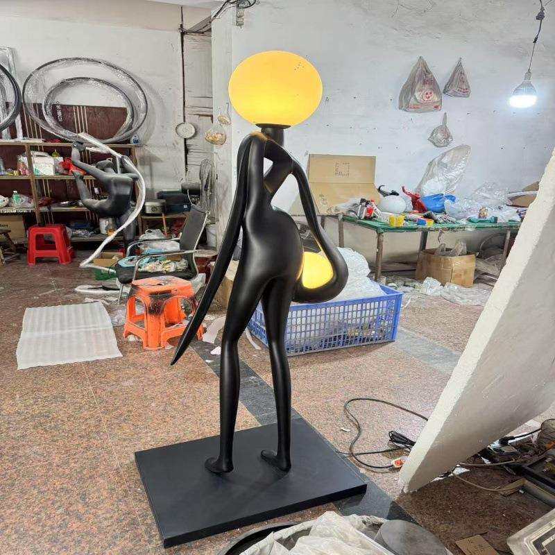 新款迎宾人物后现代落地灯人体雕塑带灯创意展厅艺术酒店大堂摆件