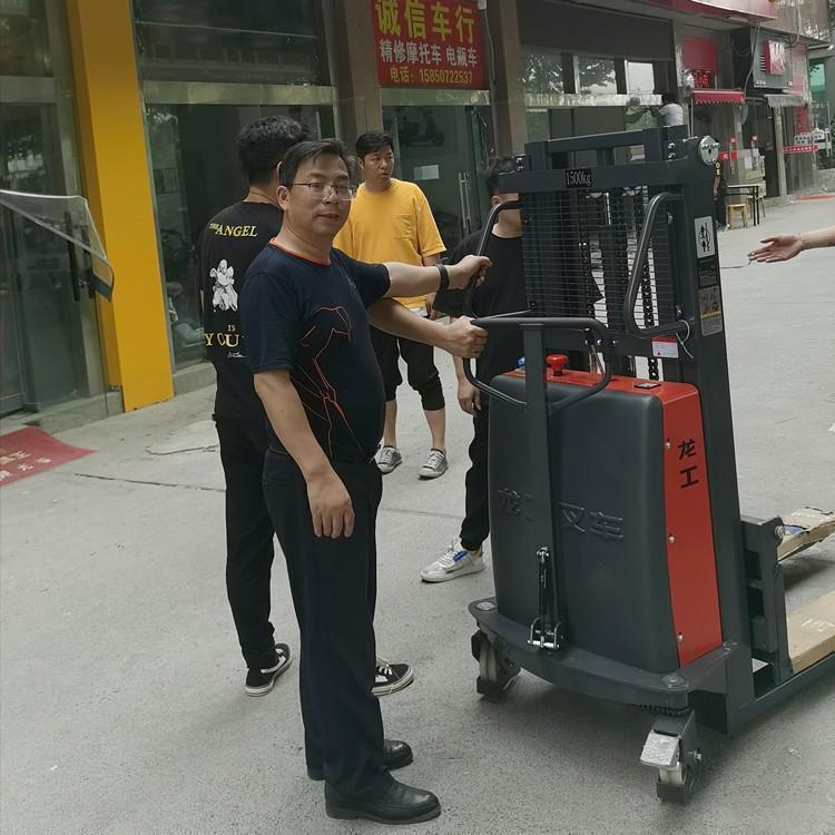 龙工1.5吨2米半电动堆高车半托盘车手推电升仓储用的多电动升降