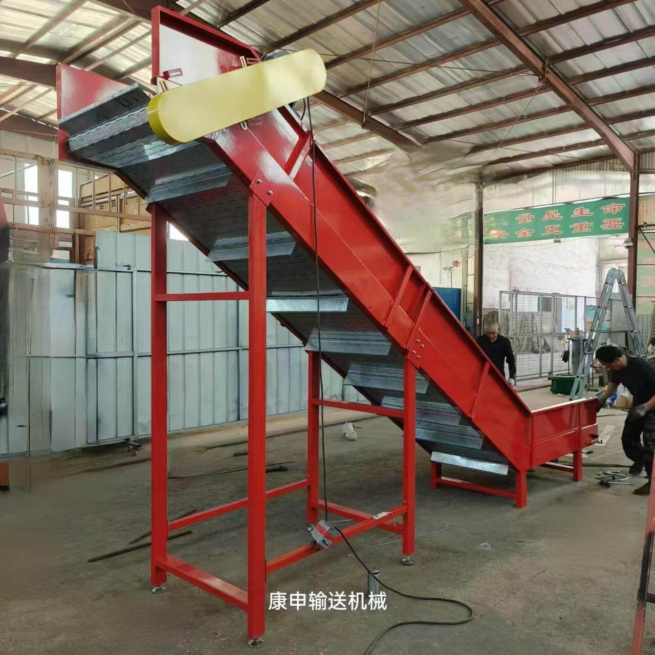 提升上料机链板爬坡提升机带挡板上料传送带工业用重载爬坡输送机