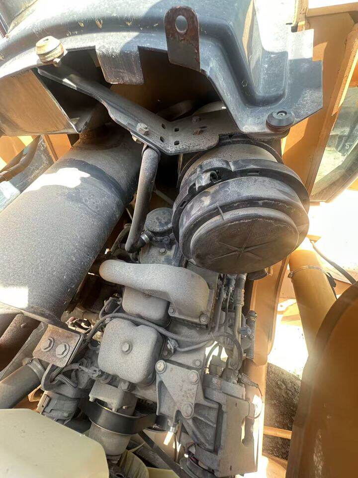 4月6日郑州工程机械设备准新状态进口凯斯590两头忙挖掘机装载机一辆带凯斯破碎锤一个网络拍卖公告