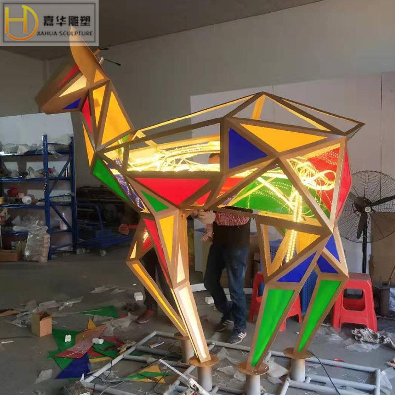 不锈钢动物雕塑切面内发光抽象鹿雕塑商场装饰彩绘几何鹿摆件制作