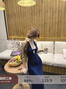七颗虾滑法式碎花洋装夏季2025年新款挂颈蓝色长裙小众蕾丝裙子