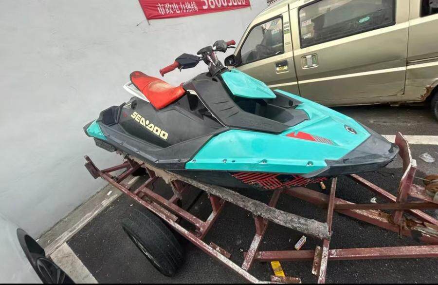 19年下水庞巴迪火花摩托艇带倒档翘头模式带拖车无手续