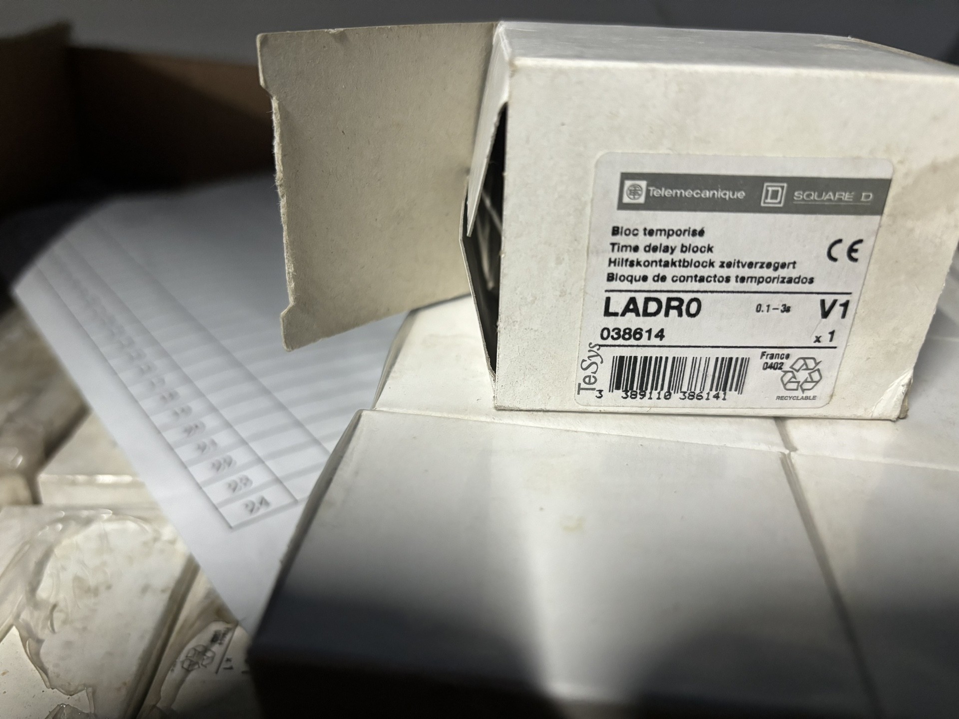 施耐德延时头，型号LADRO数量180个。量大从优。