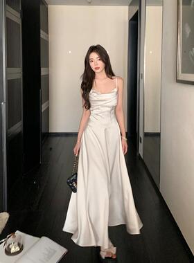 但你butyou 白色吊带洋装新款缎面显瘦收腰轻奢高级感订婚礼