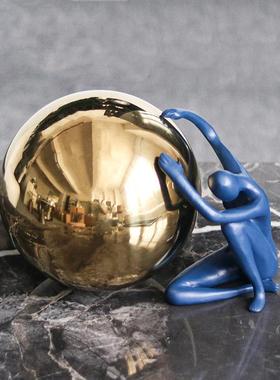 现代轻奢样间客厅装坐姿抱球人物塑摆件酒店展雕板厅艺BGY软术品