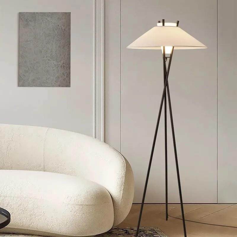 三角落地灯意大利中古风客厅沙发旁设计师诧寂风样板房钢琴落地灯