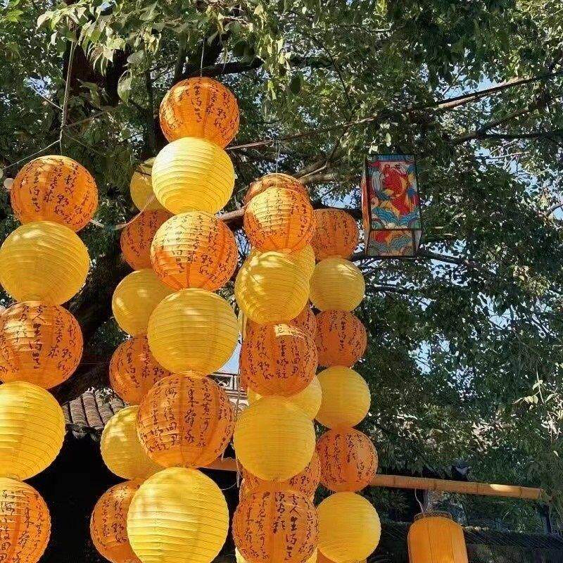 挂树上的小灯笼挂饰户外庭院场景古风纸灯笼橙色中式橘色装饰新年