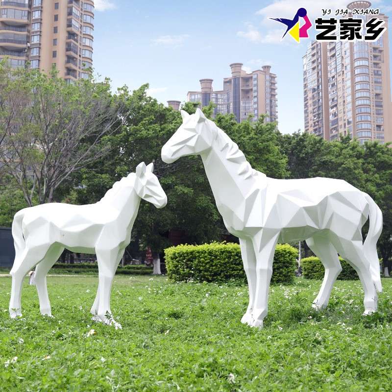 玻璃钢块面白马雕塑公园林景区售楼部美陈装饰品几何动物模型摆件