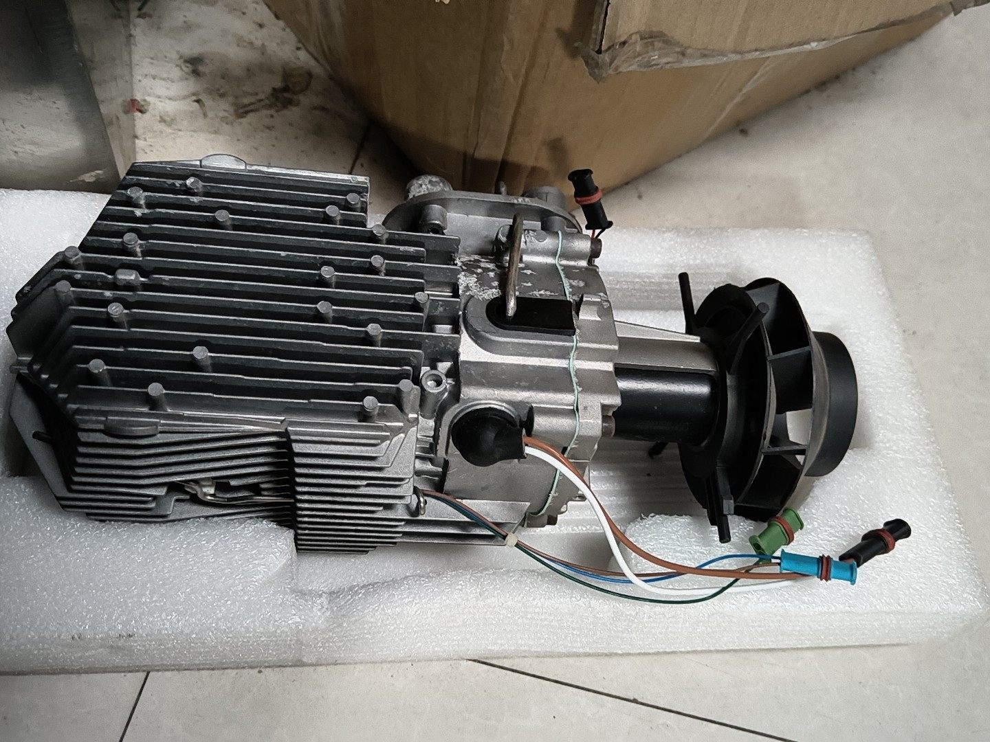 埃贝赫12V4kw同款柴暖机芯。国产的。全新落灰，铝壳有点氧