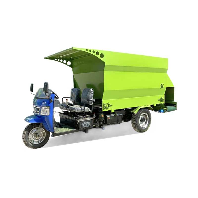 养殖场车载粉碎搅撒料一体机五征底盘自走式投料车干湿草料喂草车