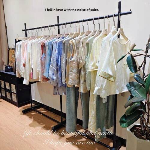 采购产品哑光黑色落地式衣架，女装店展示架，简单的服装展示架，