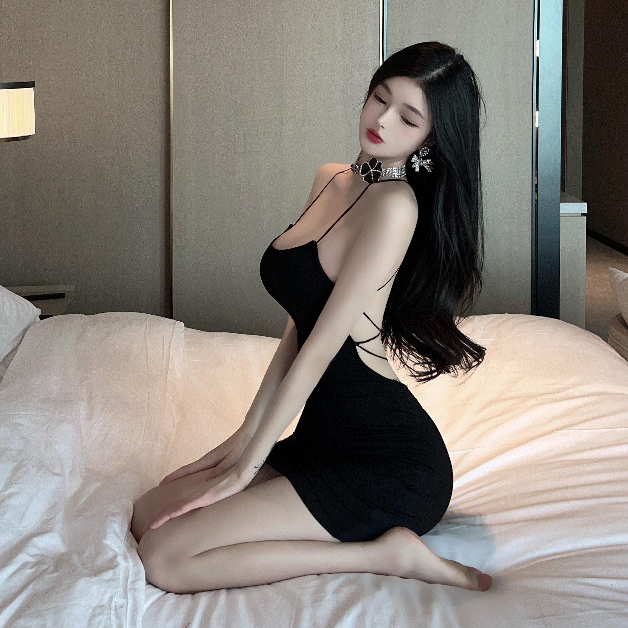 性感辣妹黑色交叉露背挂脖吊带连衣裙女夏高级感御姐紧身包臀短裙