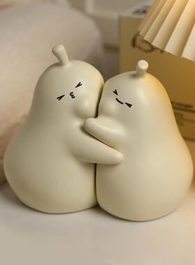 可爱景德镇陶瓷摆件抱抱梨创意儿童房礼品桌面永不分梨生日礼物