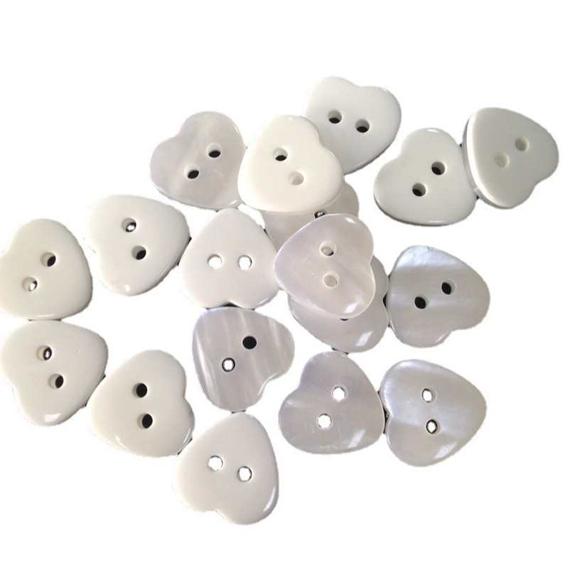 厂家直供服装辅料树脂童装扣二眼桃心形白底珠光衬衣扣子现货批发