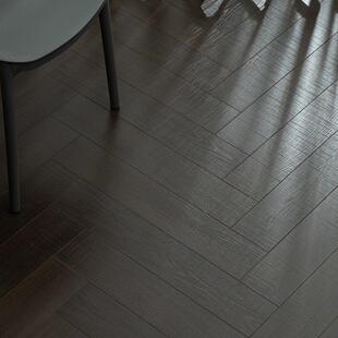 12mm浮雕面结疤木纹诧寂风棕色纯黑纯白深色人字拼强化复合木地板