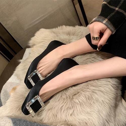 真丝绸缎平底单鞋女2025新款春秋气质方扣水钻法式通勤黑色工作鞋