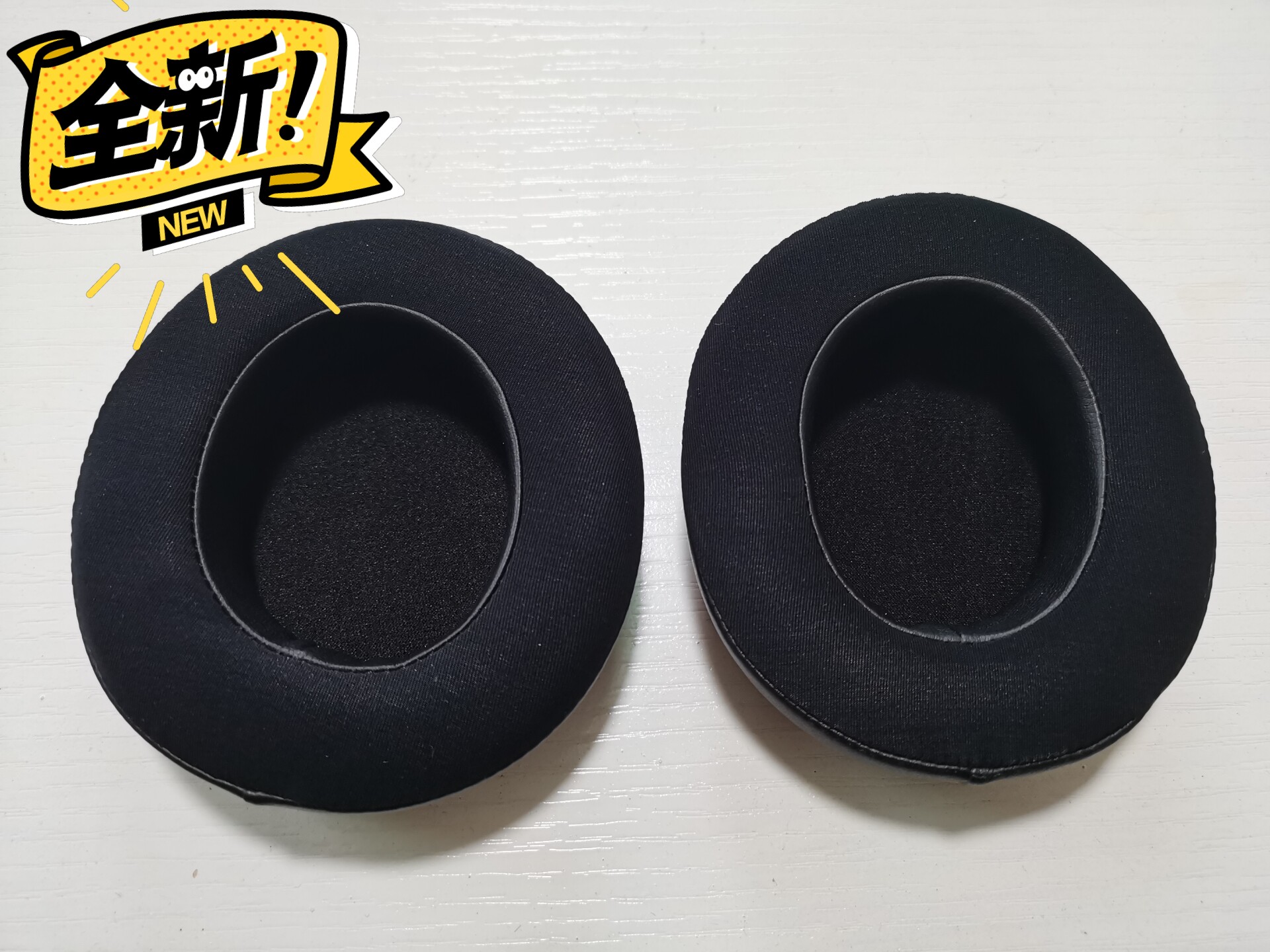Razer雷蛇影鲛Nari THX专业的耳罩影鲛耳机套清凉降【全新高品质降温定制】【适用型号】雷蛇影鲛Nari THX电竞耳机/影鲛终极版【商品材料】高级蛋白皮+清冰凝胶【商品特点】清冰凝胶长期佩戴有效降温，柔软舒适，隔音好，音质好。【商品尺寸】直径9.5cm 厚约2.5cm【安装方法】扯下老耳罩，新的耳罩背面有一圈套边，一点一点套上即可【邮费快递】包邮，可直接拍下，当天下午发货【温馨提示】此耳罩长期佩戴十分舒适，降温效果显著，解决闷热问题。祝君长胜