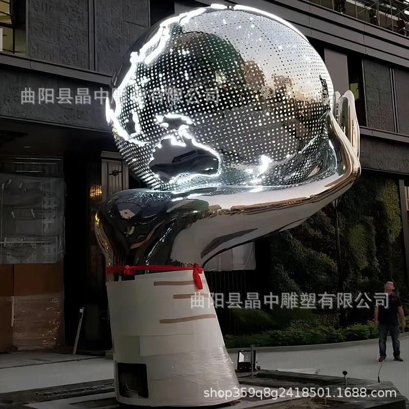 定制不锈钢雕塑手举地球仪镜面白钢金属镂空口袋公园广场地产酒店