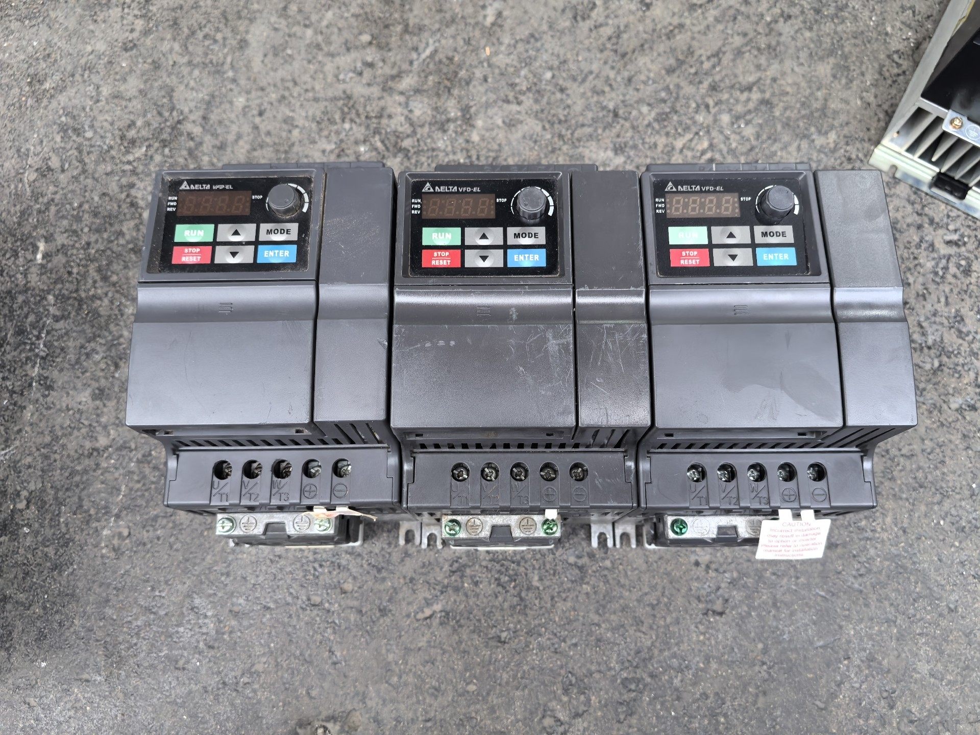 台达变频器 实物图 功能包好 成色不错 VFD022EL43