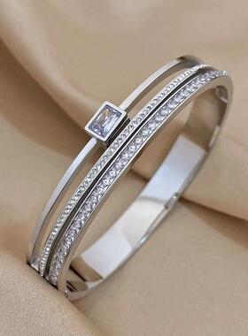 不锈钢袖手镯的妇女，男子金银Col