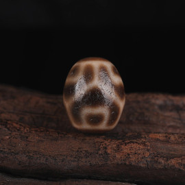 正宗天珠老西藏玛瑙材质，莲花达洛锁骨珠老矿，至纯工艺莲花珠